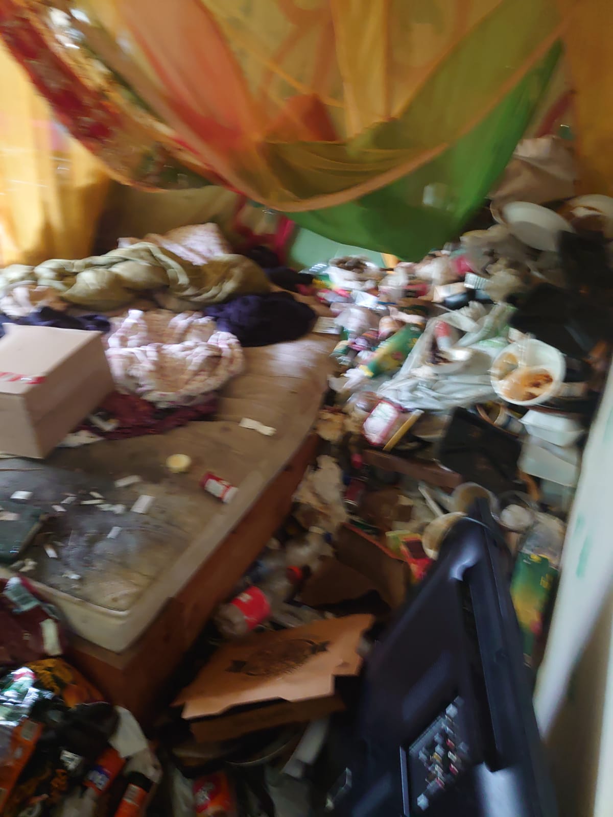 Messie-Entrümpelung Köln Lindweiler – stark vermülltes Zimmer in einer Wohnung nahe dem Marienberger Hof vor der Räumung