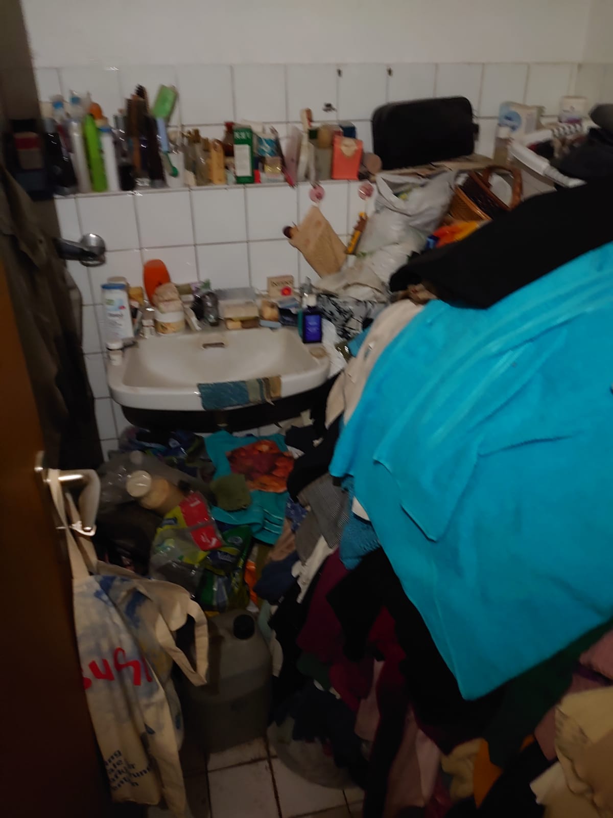 Messie-Entrümpelung einer zugestellten Wohnung in Köln Volkhoven/Weiler