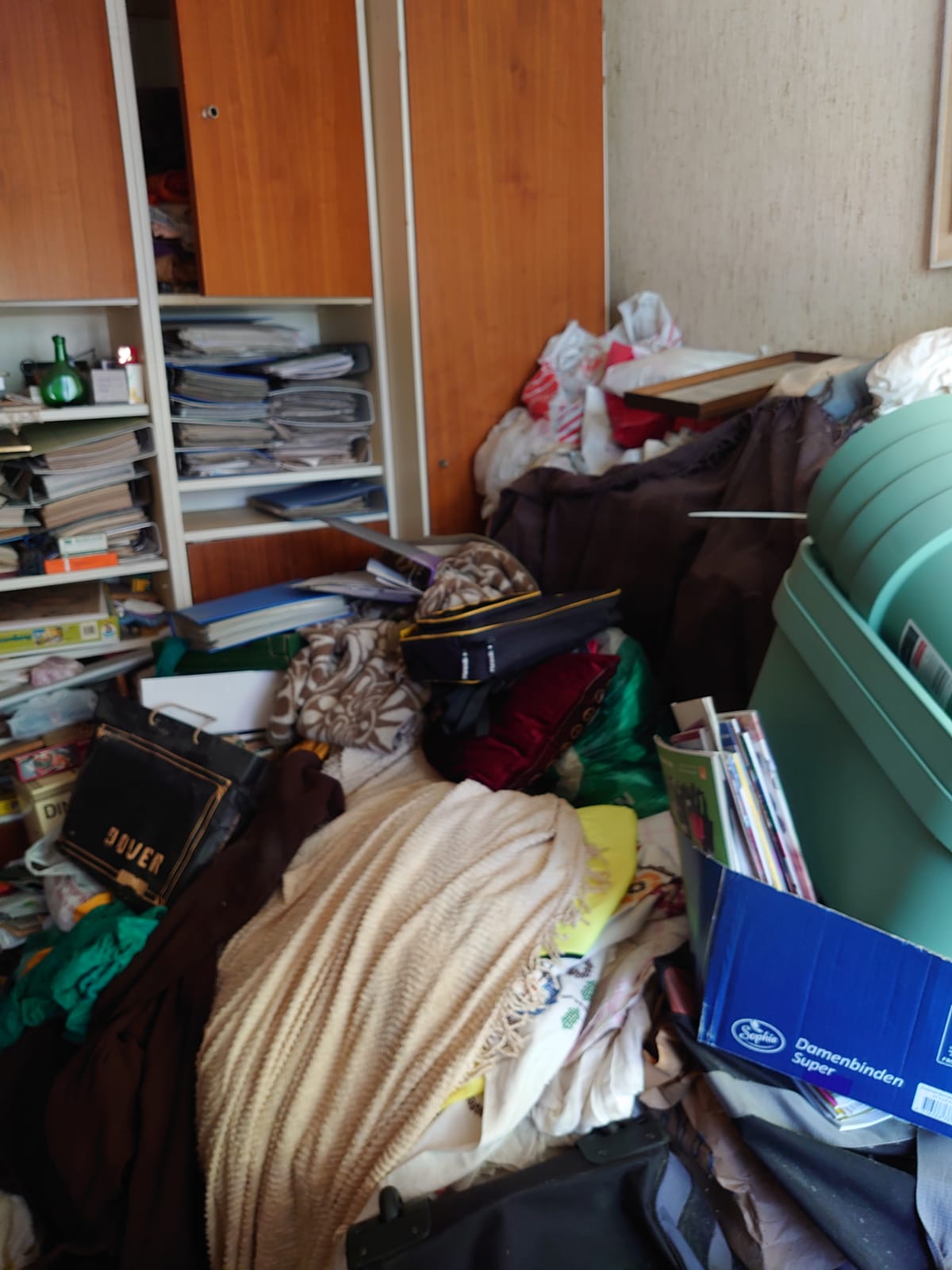 Stark vermülltes Zimmer in einem Buchheimer Altbau vor der Messie Wohnung Räumung in Köln Buchheim