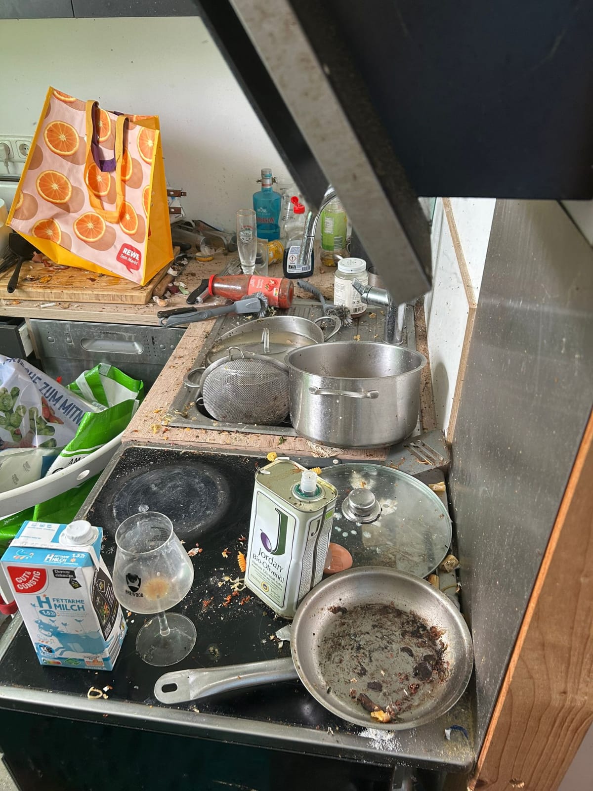 Team von Messie24 bei einer Messie Wohnung Räumung in Köln Esch/Auweiler