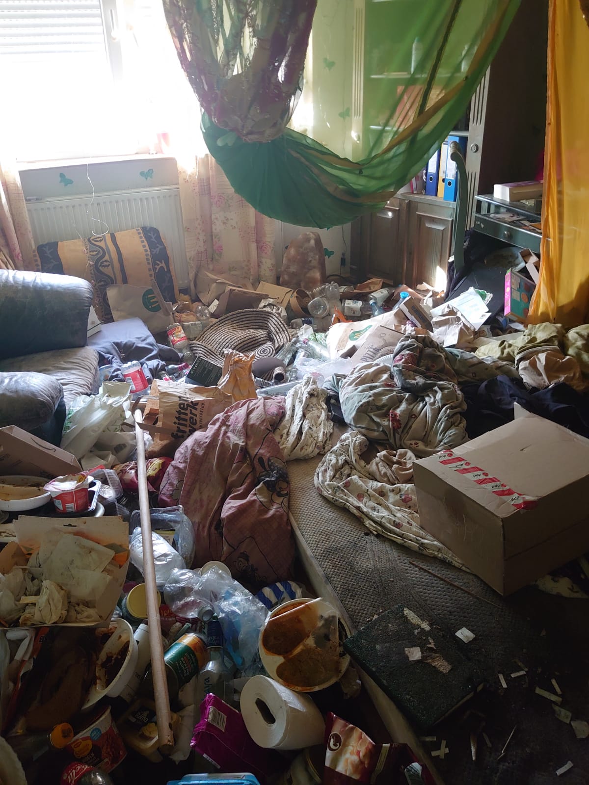 Messie Wohnung Räumung in Köln Roggendorf/Thenhoven – Team beim Ausräumen einer zugestellten Küche