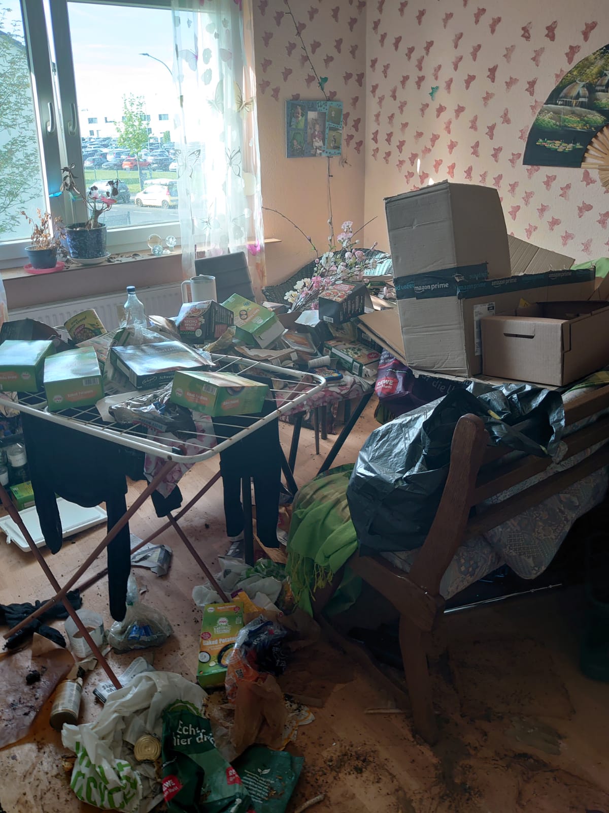 Vollgestelltes Zimmer in einer Wohnung in Köln Buchforst kurz vor der diskreten Messie Wohnung Räumung