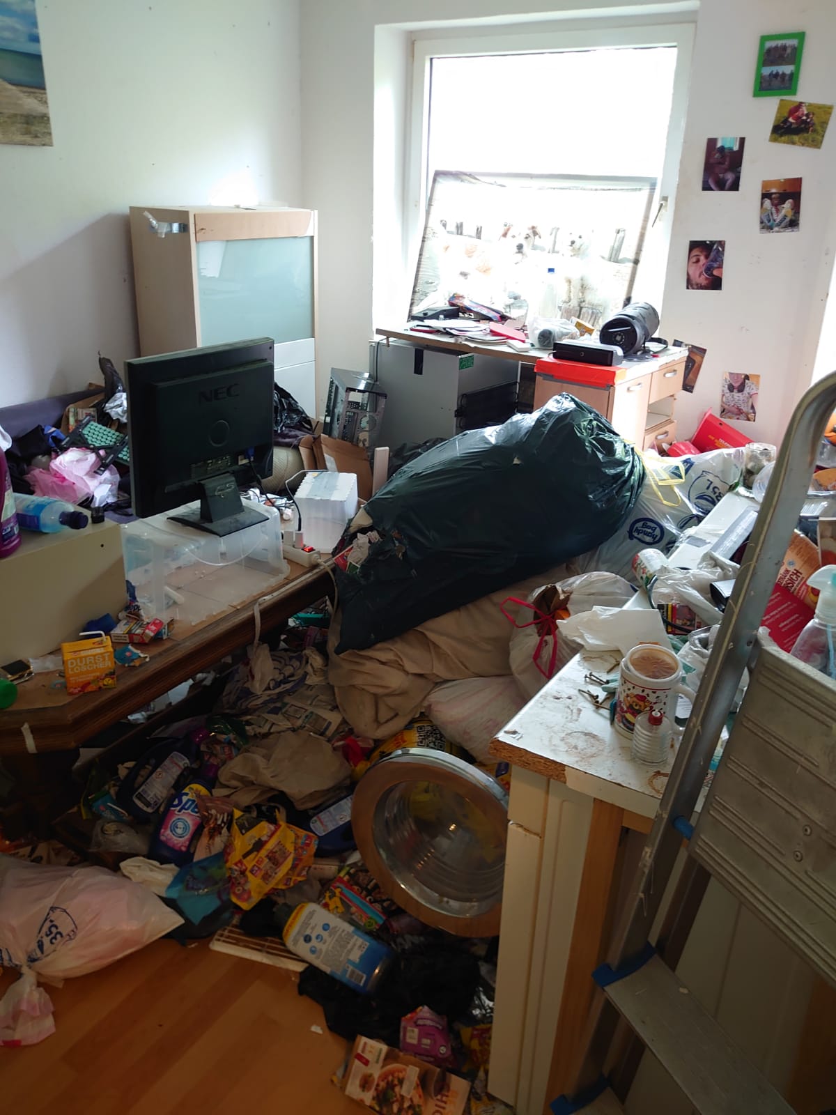 Messie Wohnung Räumung Köln Ensen – vollgestellter Raum in einer Wohnung am Enser Ortskern vor der diskreten Kompletträumung