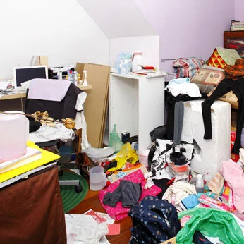 Messie Wohnung Räumung Köln Holweide – vollgestelltes Zimmer einer Doppelhaushälfte im grünen Veedel vor der Kompletträumung
