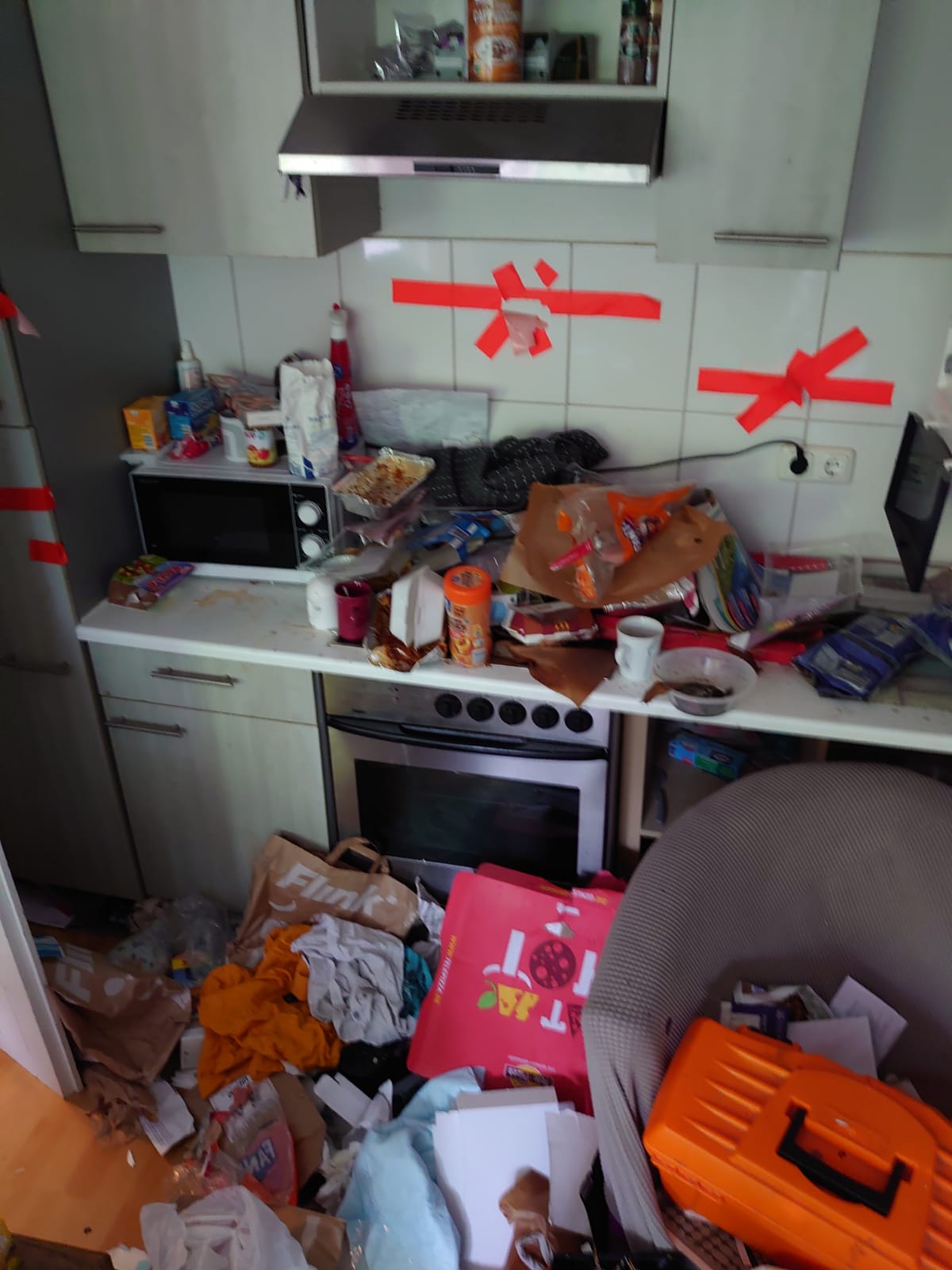 Messie Wohnung Räumung Köln Kalk – zugestelltes Zimmer in einem Mehrfamilienhaus des dichten Veedels vor der Kompletträumung