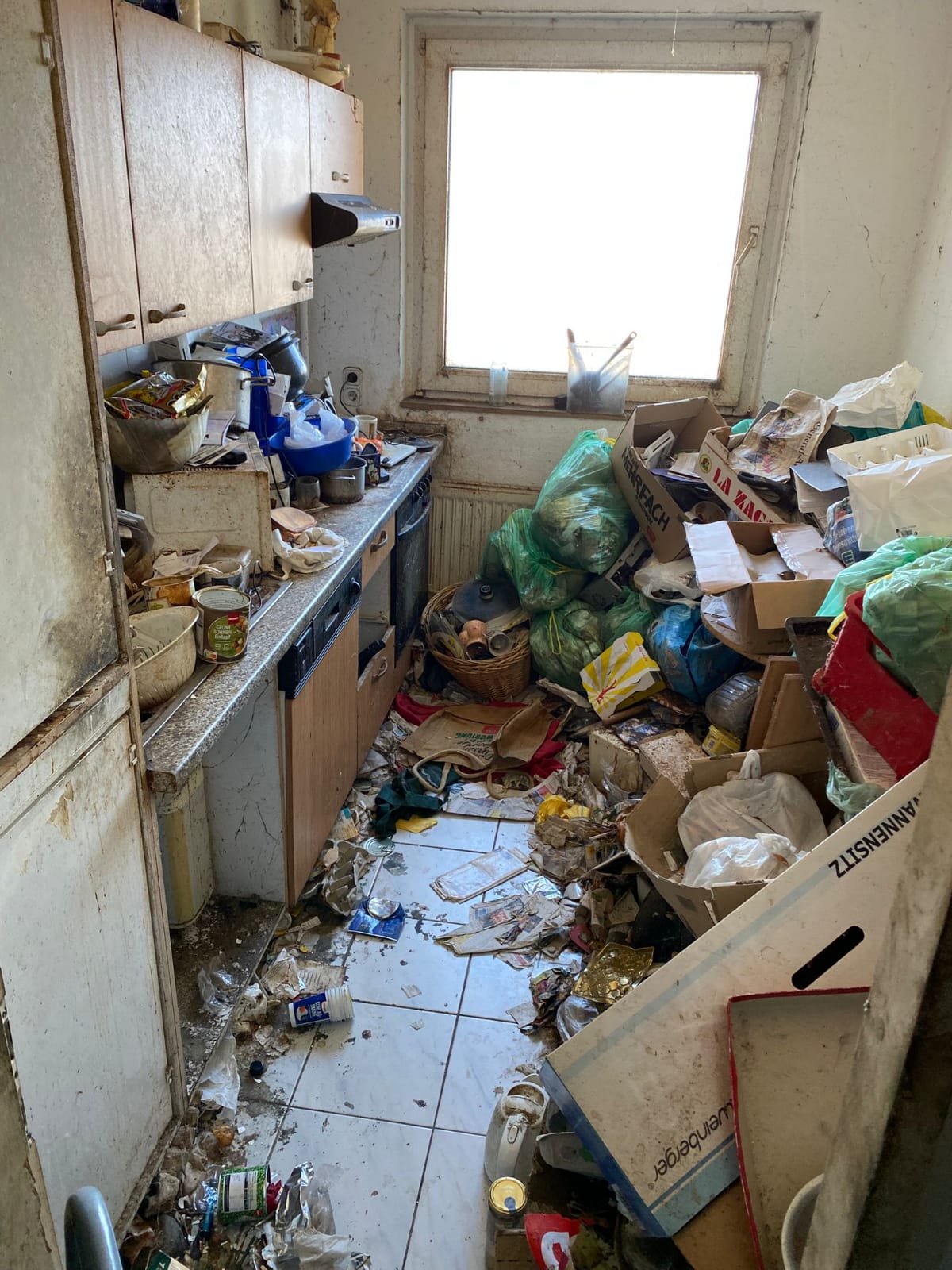 Messie Wohnung Räumung Köln Mülheim – zugestelltes Zimmer in einer Altbauwohnung nahe dem Wiener Platz vor der diskreten Kompletträumung