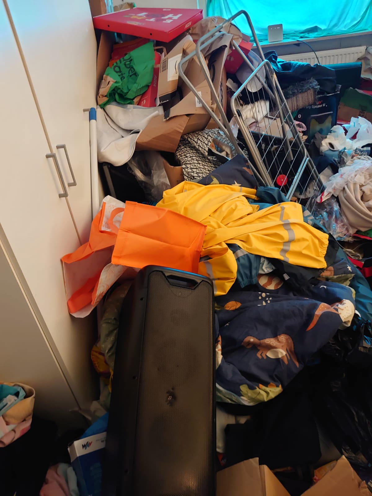 Messie Wohnung Räumung Köln Poll – stark vermülltes Zimmer in einer Wohnung im Veedel vor der diskreten Kompletträumung