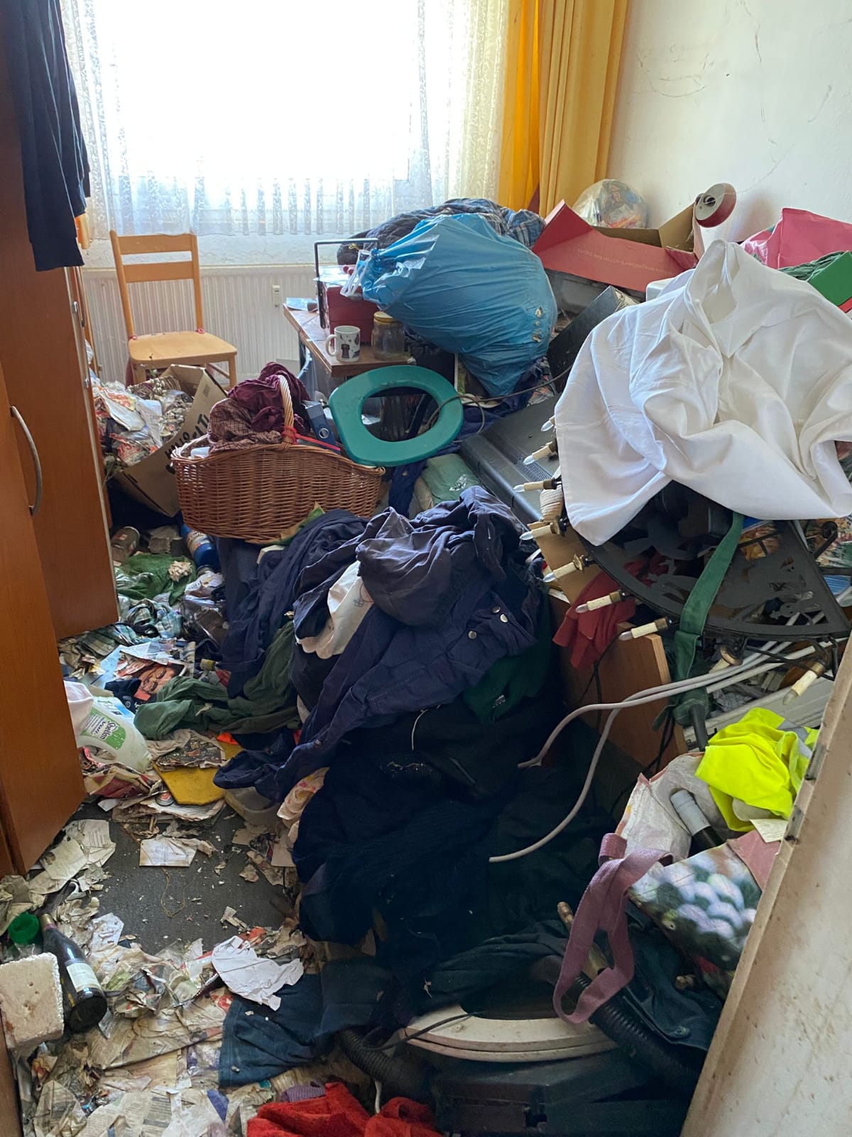 Messie Wohnung Räumung Köln Porz – stark vermülltes Zimmer vor der diskreten Kompletträumung in der Porzer Innenstadt