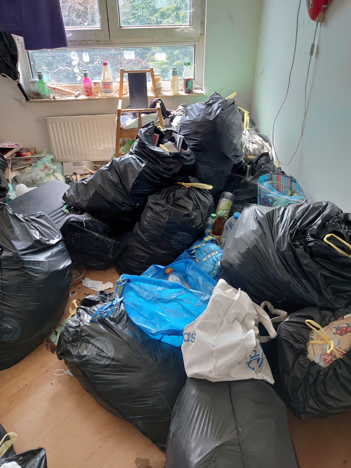 Messie Wohnung Räumung in Köln Weiß — Team sortiert und räumt eine vermüllte Wohnung behutsam und diskret