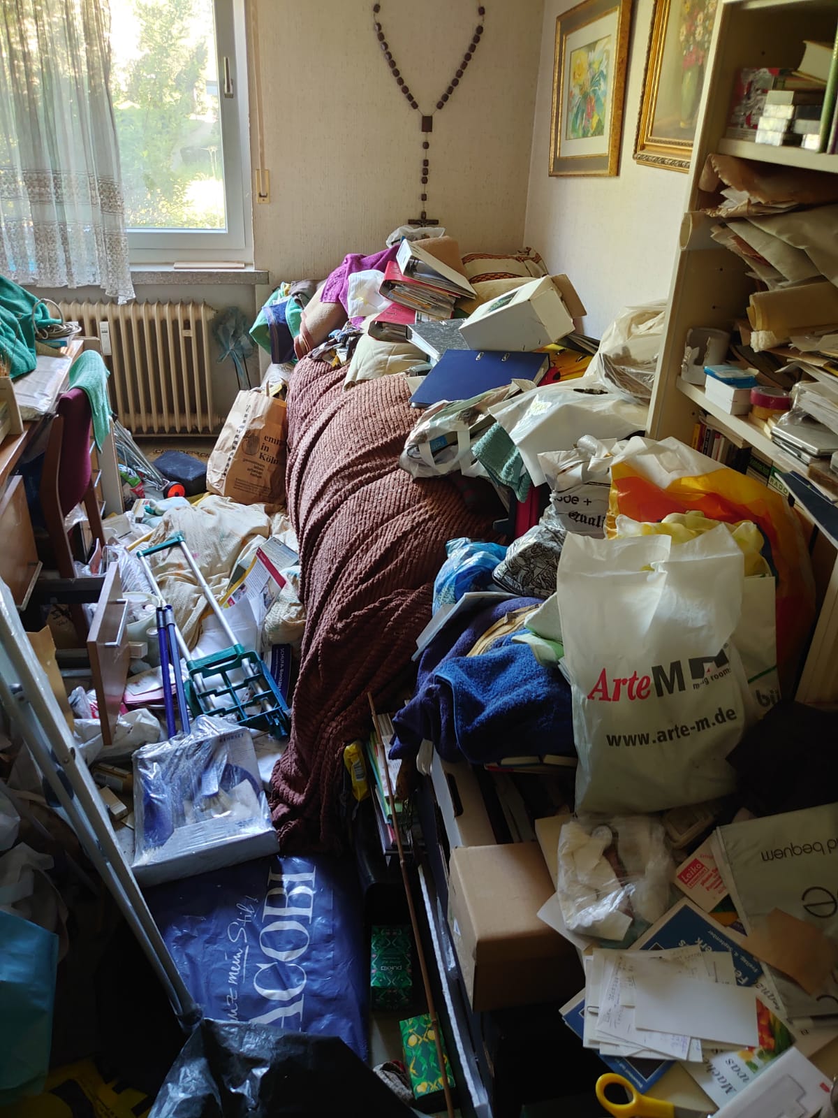 Vermülltes Zimmer vor der Messie-Wohnungsräumung in Köln Zündorf (Porz)