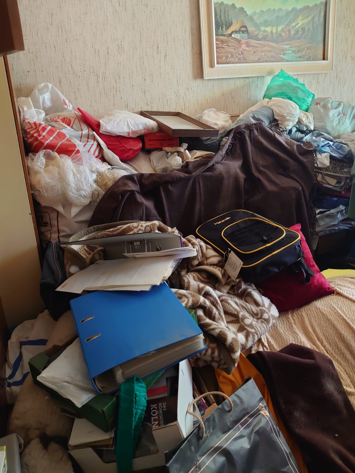 Allgemeine Entrümpelung Köln Pesch – Schlafzimmer mit Ordnern, Kleidung und Hausrat in einem Haus nahe dem Pescher See vor der Räumung