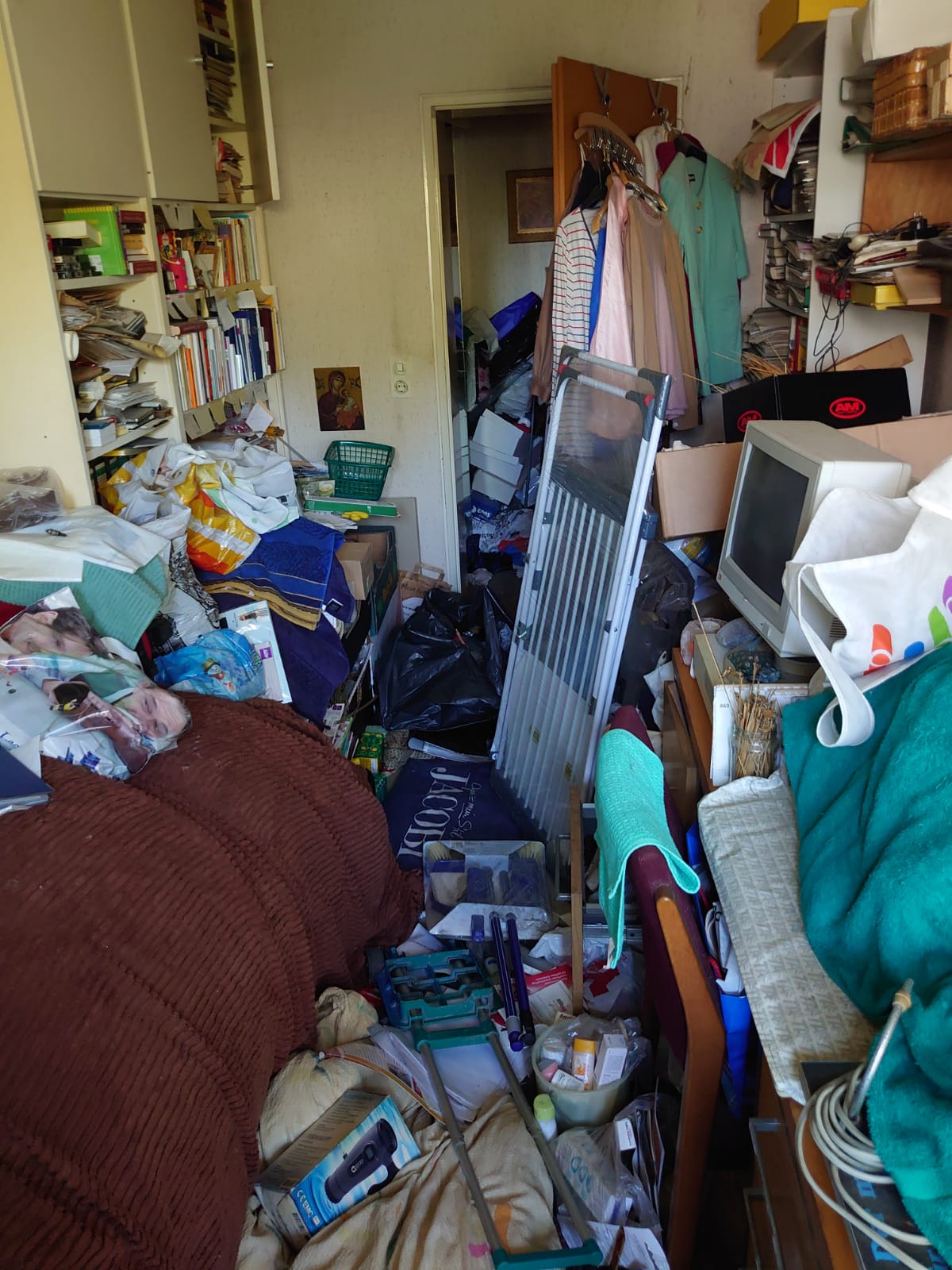 Allgemeine Entrümpelung Köln Brück – vollständig zugestelltes Zimmer in einem Reihenhaus vor der Räumung